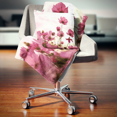 Coussin décoratif floral au coucher de fleurs cosmos floral
