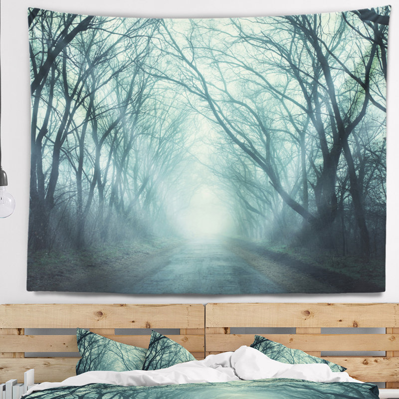 Forêt effrayante avec tapisserie vert clair, H 32 po x l 39 po