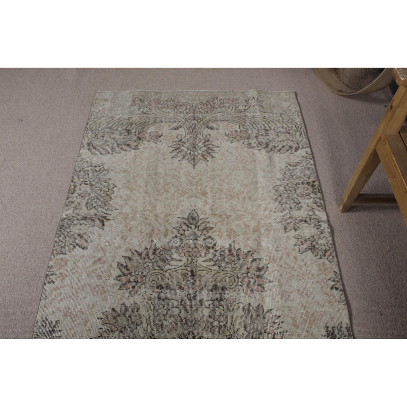 Découvrez la beauté de ce grand tapis turc beige convenant à un salon ou à un salon spacieux
