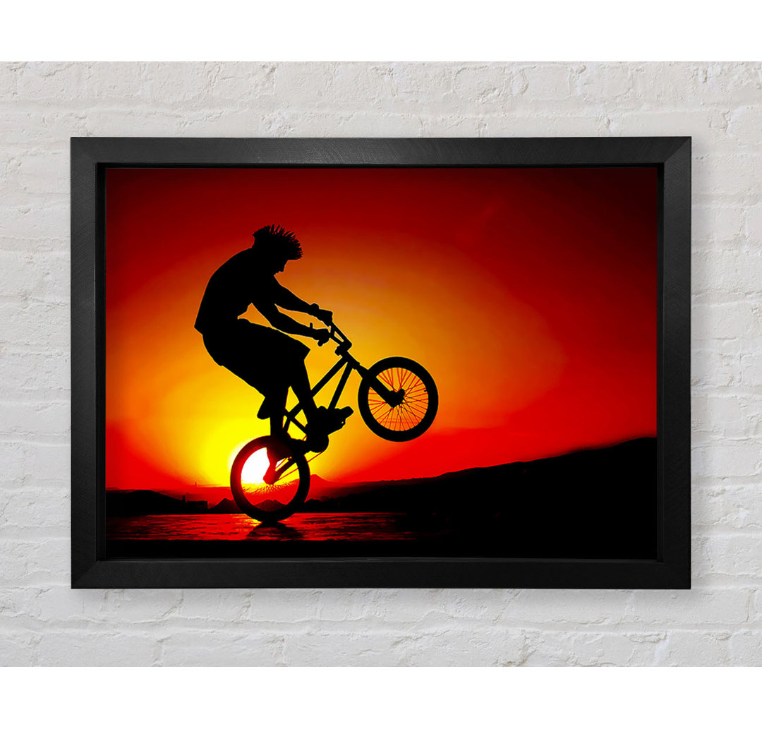 Gerahmtes Poster BMX Back Wheelie im roten Sonnenlicht