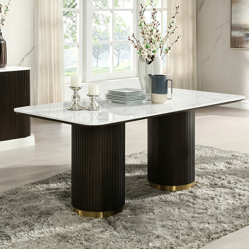 Table de salle à manger ronde de 180 cm (71 po) avec dessus en pierre frittée et piètement sculpté en chêne.