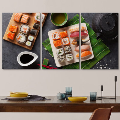 Sushis, faire rouler et thé vert sur table en pierre