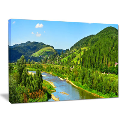 Montagnes vertes et rivière - reproduction de photo sur toile tendue