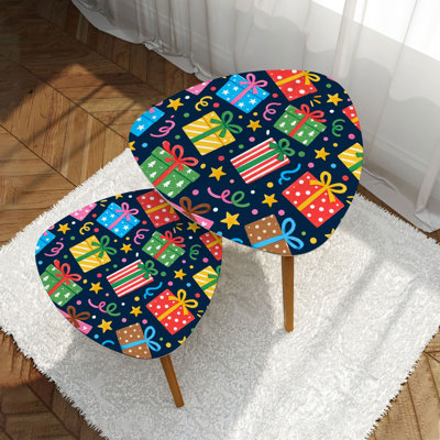 Ensemble de 2 tables basses gigognes triangulaires modernes, décorées de boîtes-cadeaux colorées, de nœuds et de motifs festifs. Style du milieu du siècle. Table d'appoint empilable, petite table de chevet idéale pour le salon, la chambre ou un appartement. Décoration intérieure.