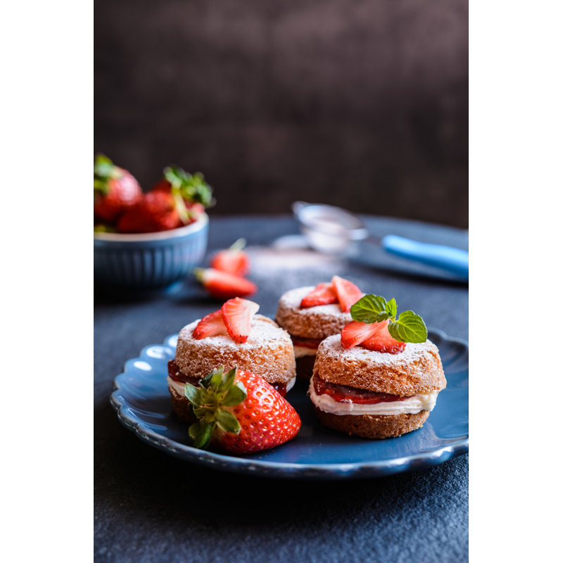 Mini Victoria Sponge Cakes - Photographie sur toile tendue, H 12 po x l 8 po