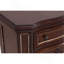 Charmante commode avec des motifs en bois complexes et beaucoup de rangement