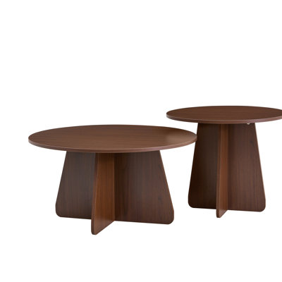 Ensemble de tables basses gigognes de style rétro. Disponible en finition noyer ou bois naturel. Tables d'appoint rondes avec pieds croisés. Idéal pour les salons et les salles à manger