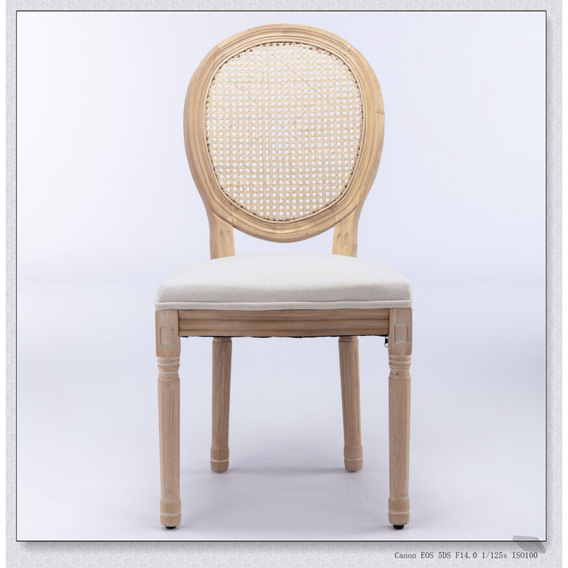 Chaise avec cadre en bois massif de style français avec peinture antique, tissu en lin et dossier en rotin pour une assise élégante