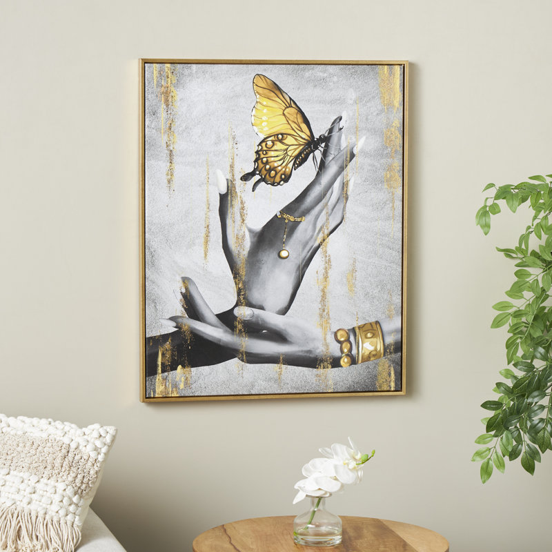 Art mural encadré en forme de papillon Cole et gris avec des mains ornées de bijoux et des décorations en feuille d'or