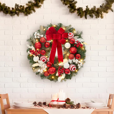 Couronne de Noël pré-illuminée de 61 cm avec minuterie, boules à nœud papillon et baies (fonctionne à piles), décoration rouge et blanche pour porte d'entrée.