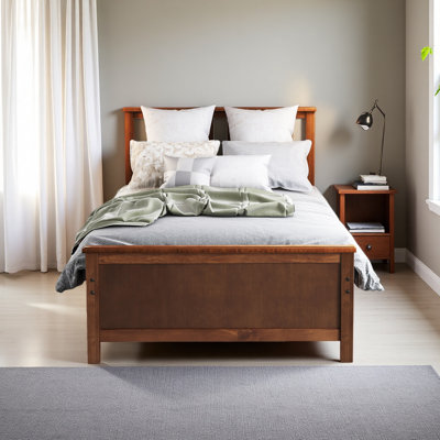 Lit plateforme simple en bois avec tête de lit, pied de lit et lattes en bois