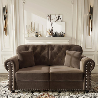 Canapé Chesterfield de 63 po en velours avec garniture cloutée et accoudoirs roulés, canapé de style Mid-Century moderne capitonné avec boutons, inclus 2 coussins