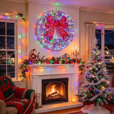 Couronne de Noël 48 pouces floquée pré-éclairée, couronne enneigée artificielle avec 200 lumières DEL multicolores, 11 modes d'éclairage, télécommande et grand arc rouge 3D, 702 pointes de branches, décoration de Noël pour porte d'entrée int?