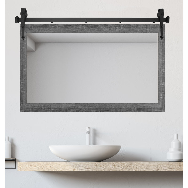 Miroir Gracie Oaks avec rail de porte de grange en acier, 31 po x 48 po
