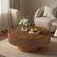 Table basse avec motif cannelé et plateau de table rond-494485542