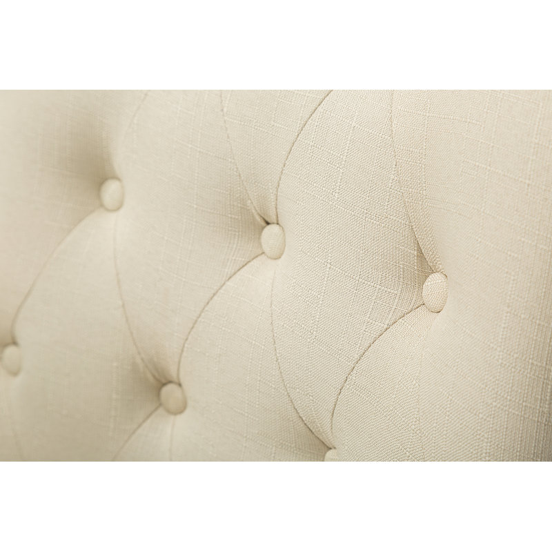 Ensemble de deux fauteuils à oreilles capitonnés en bois massif brun clair avec têtes de clous, pour un siège confortable et élégant