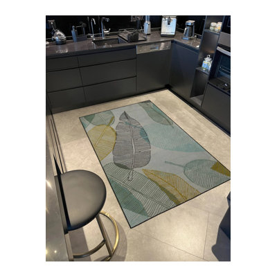 Tapis gris à motif de feuilles