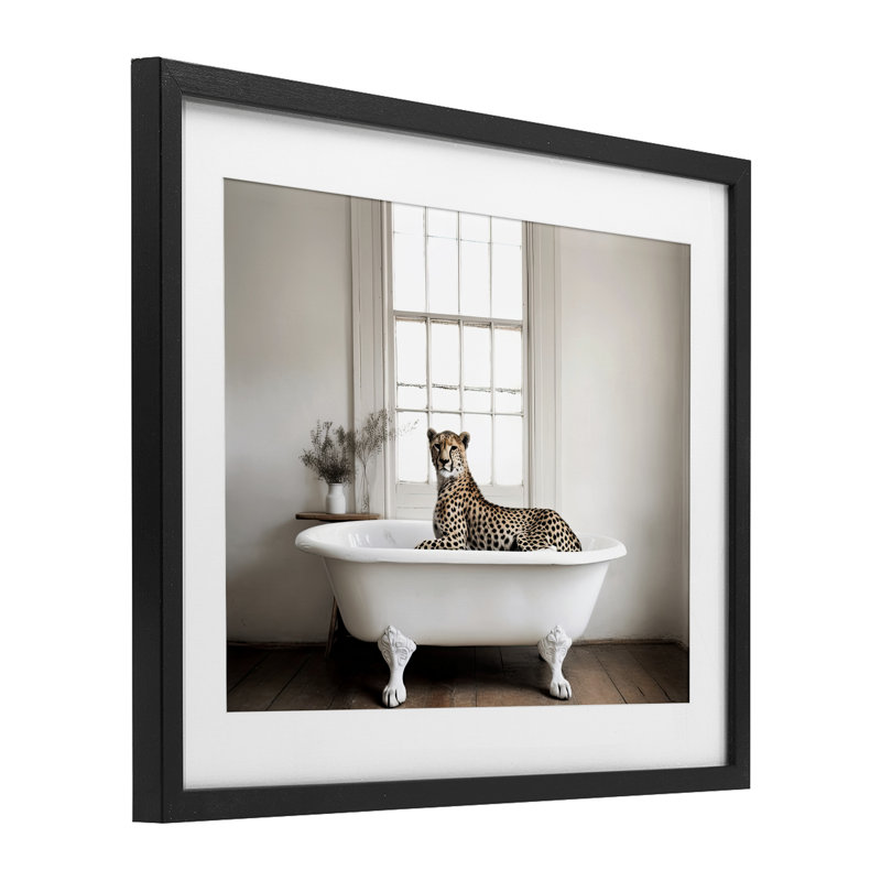 «Big Cat Cheetah Bath Time», reproduction encadrée sous verre, conception de Sasha, H 13 po x l 16 po, Cadre noir minuit