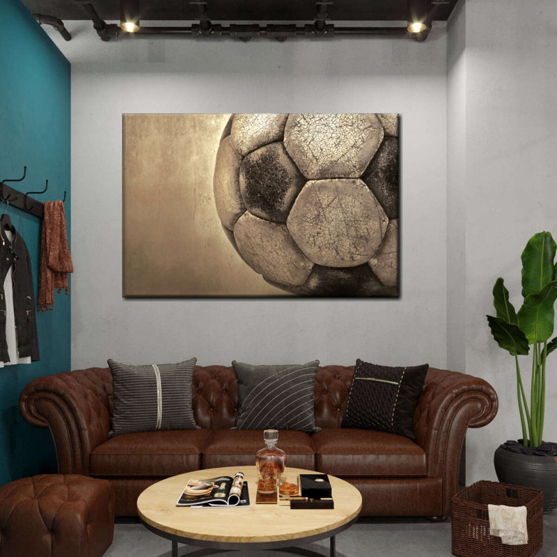 Ballon de soccer usé, H 16 po x l 24 po x P 1,25 po