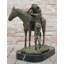 Statue équestre en bronze - enfants embrassant un cheval sur du marbre