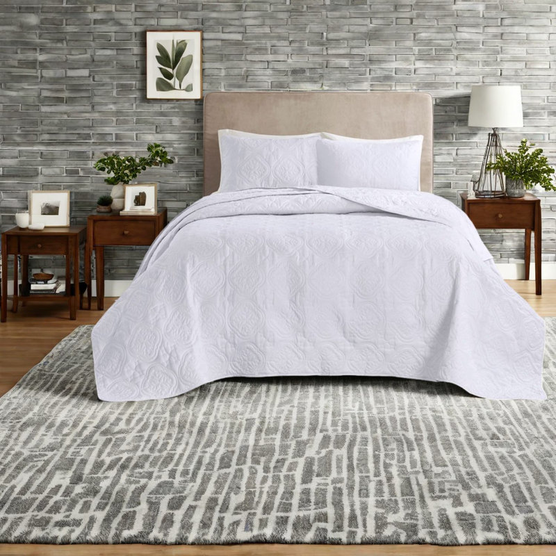Luxurious White Bedding Sets, Polyester King Size, Transitional Design