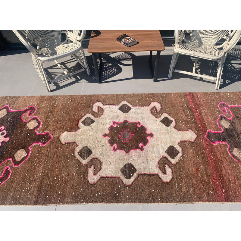 Tapis de couloir turc tissé à la main en brun avec motif géométrique rose pour un intérieur élégant