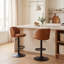 Ensemble de 2 tabourets de bar bruns en similicuir brun avec dossier réglable et base en métal avec îlot de cuisine et tabourets de comptoir modernes pour la maison-130098487-130445369
