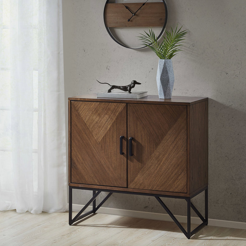 Superbe armoire décorative: encre noyer naturel et éléments métalliques + commode ivoire: noyer, pieds tubulaires carrés, assemblage requis