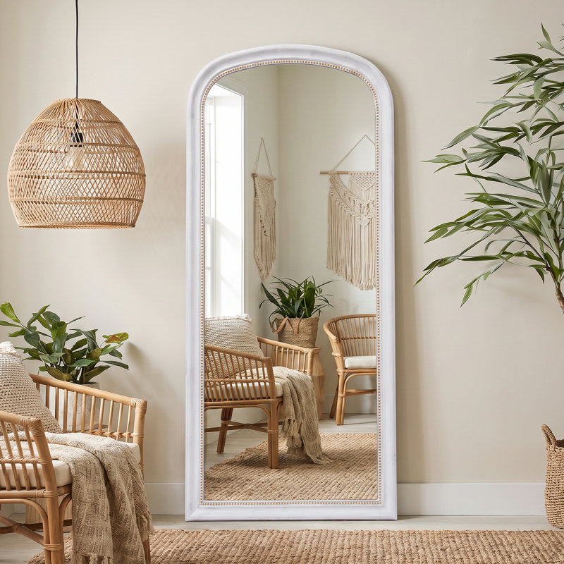 Miroir sur pied décoratif vintage français de 168 cm (66 po), cadre blanc vieilli avec bordure perlée.
