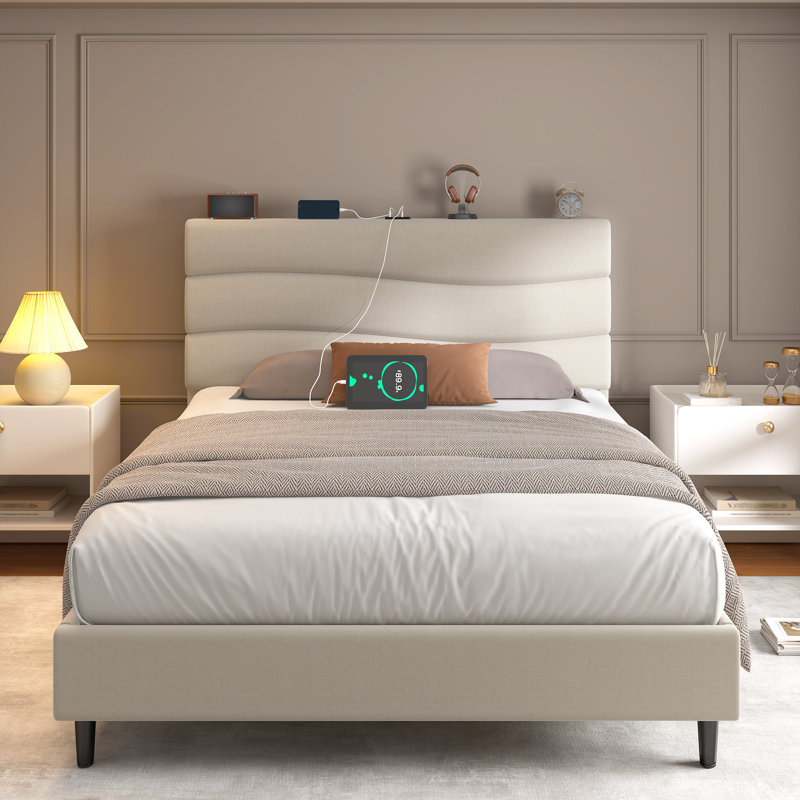 Base de lit plateforme moderne rembourrée avec tête de lit rembourrée réglable, tablette de rangement supérieure et station de charge intégrée, aucun sommier requis