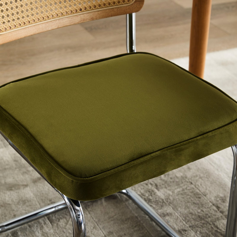De 2 chaises de salle à manger de style Mid-Century moderne, rembourrage en velours olive, dossier en canne, base en acier inoxydable, conception en porte-à-faux pour coussin de soutien ferme, support naturel, longévité