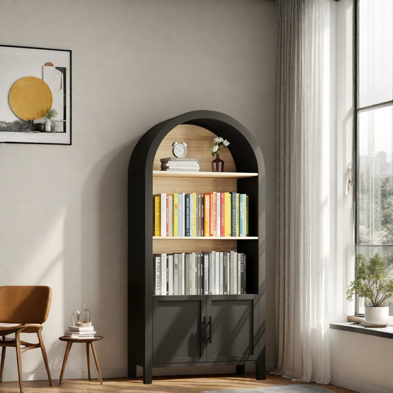 Grande bibliothèque arquée avec tablette de rangement ouverte et espace de rangement équipé d'une porte