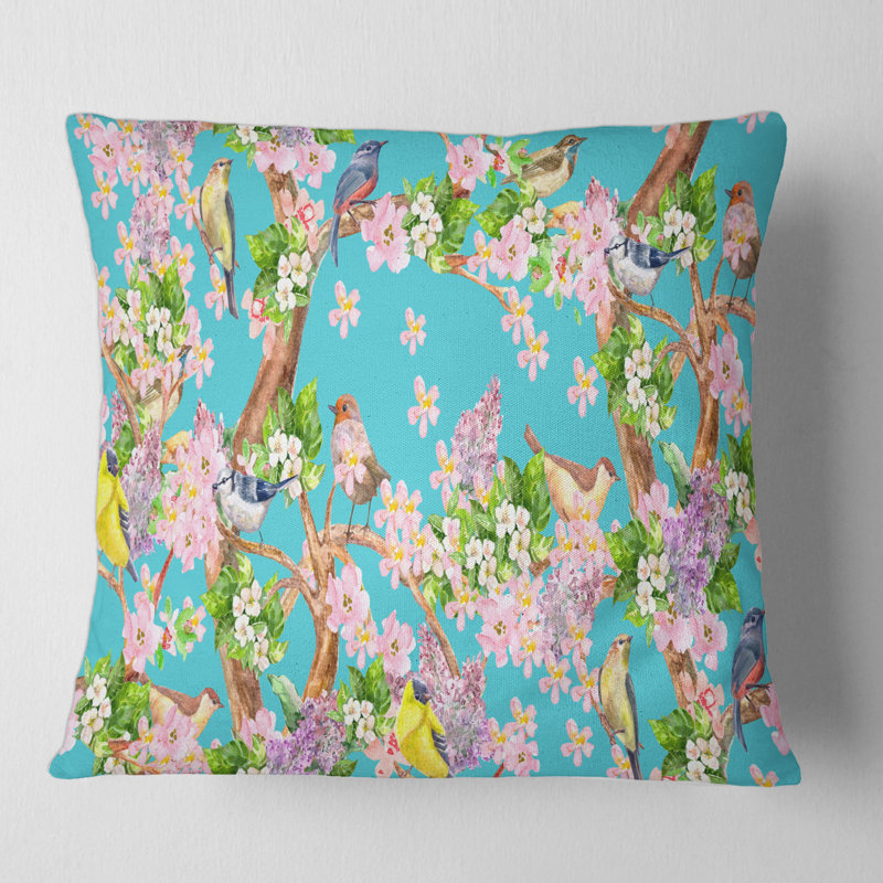Petits oiseaux assis sur une housse de coussin carré et un insert, 18" x 18"