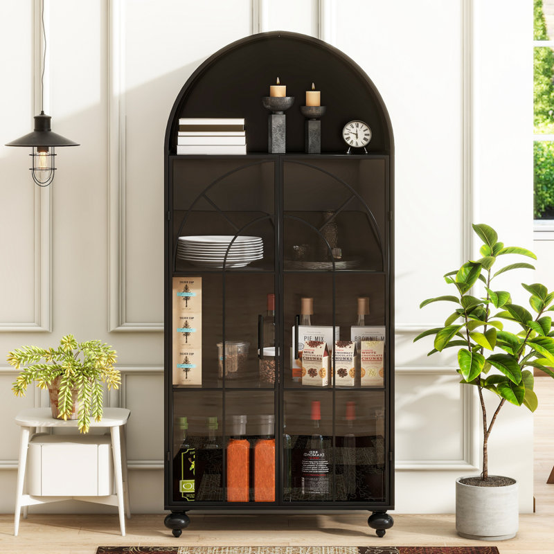Armoire de rangement arquée avec portes en verre et tablettes ouvertes