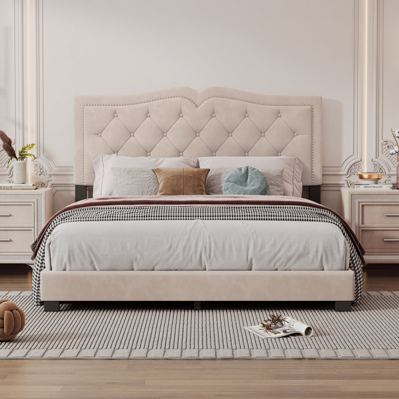 Lit plateforme tapissier grand avec motif de rivets, lit plateforme moderne en velours avec tête de lit capitonnée, beige