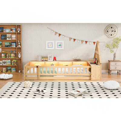 Lit simple en bois avec garde-corps, tête de lit en forme de maison, armoires de rangement, DEL, port USB et prises de courant, naturel