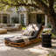Chaise longue de patio réglable en bois d'acacia moderne près de la piscine