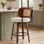 Tabouret de comptoir pivotant en bois massif de 26 po avec dossier en rotin beige (ensemble de 3)-1209169726-1209169727