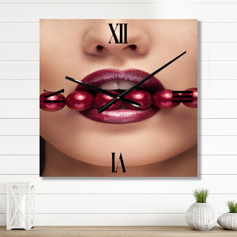Horloge murale femme avec des perles dans la bouche, Grand