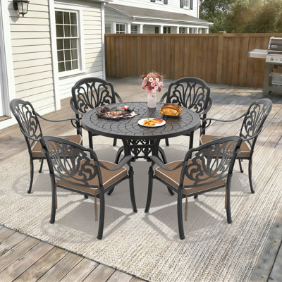 Mobilier de salle à manger de patio rond, table Amaurys et 6 sièges avec coussin brun doux, utilisation sur le balcon de la cour arrière