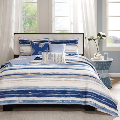 Courtepointe bleue / grand avec 6 pièces. Motif aquarelle tranquille. Microfibre pour un repos confortable. Utilisation polyvalente tout au long de l'année. Comprend la courtepointe, les taies décoratives et les coussins à rayures. Taille. Doux et confortable