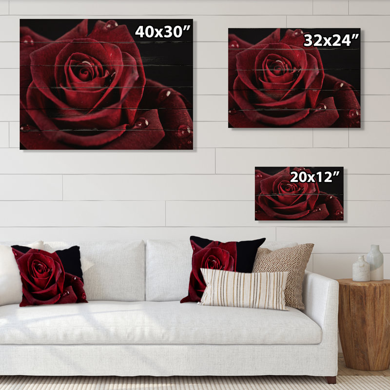 Rose rouge avec gouttes de pluie sur fond noir - impression d'art graphique, H 8 po x l 12 po x P 1 po, Bois de pin