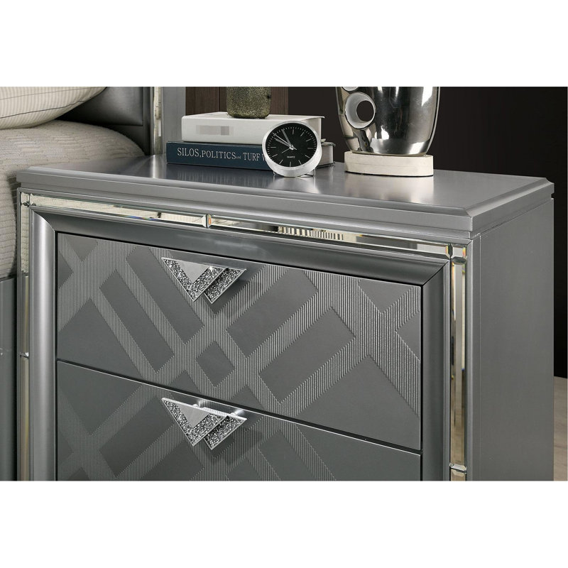 Table de chevet 2 tiroirs en argent avec bordure en miroir - pieds en acrylique, motif artistique, poignées en faux diamant pour une chambre à coucher