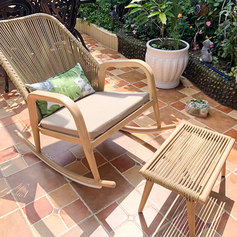 Chaise berçante en rotin