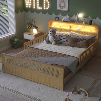 Structure de lit double en rotin avec lumières DEL et tête de lit avec rangement