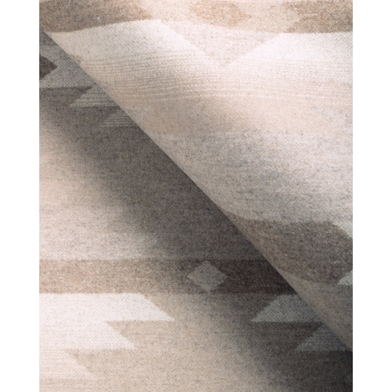 Desert Diamonds, Sand