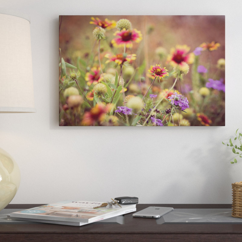 «Wild Blooms IV» par Sonja Quintero - reproduction de photo sur toile, Papier avec cadre noir, Blanc