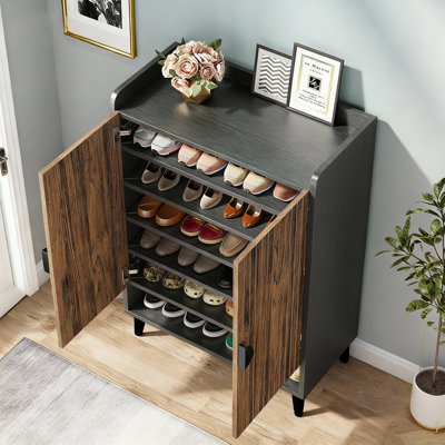 Range-chaussures avec tablettes réglables et portes