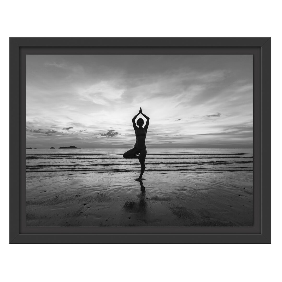 Gerahmtes Wandbild Yoga am Strand Kunst B&W