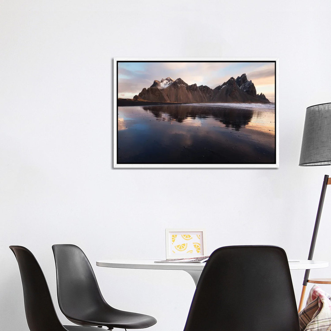 Stokksnes Beach Reflection von Daniel Gastager - Galerie-umwickelte Leinwand Giclée auf Leinwand